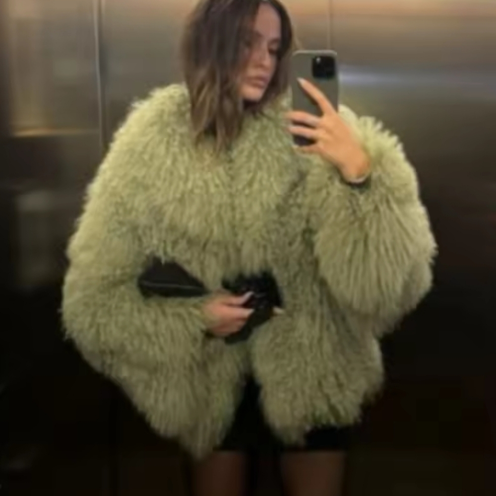 Chic Green Oversized Plush Women's Faux Fur Coat Elegant Soft Warm Long Sleeves - Picture 4 of 11